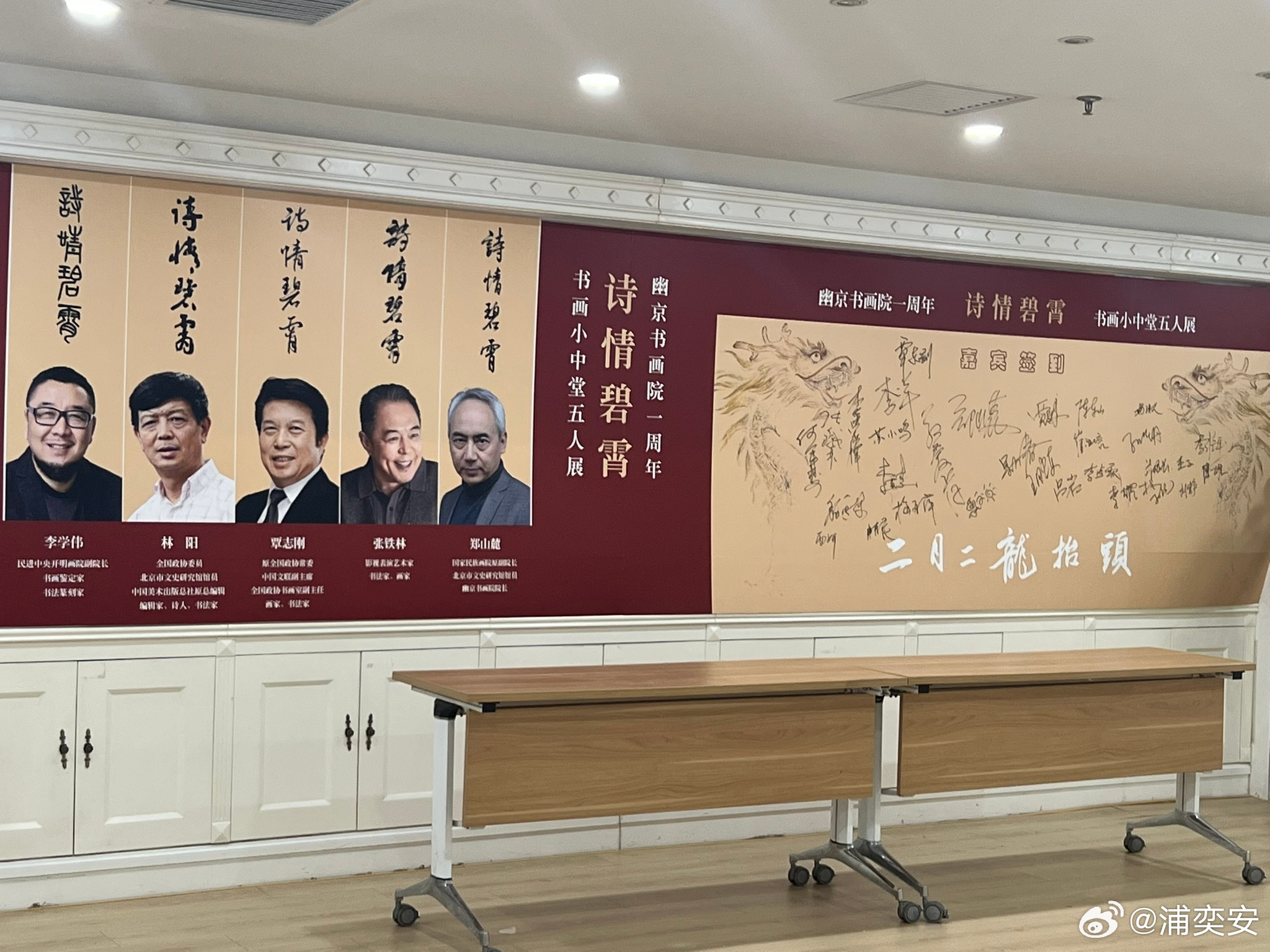 正翻看三年前赴今日新闻人物：师兄两会聚会旧照，居然那次掼蛋的饮料与我此刻是同样的