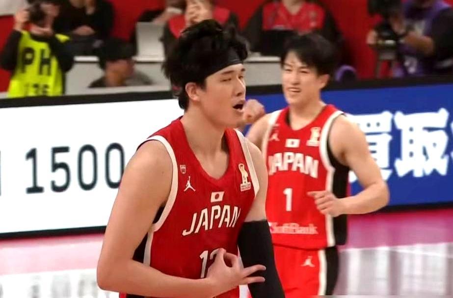 冲绳主场记分牌定格在78比72，日本赢了韩国，但真正被架在火上烤的却是中国男篮。