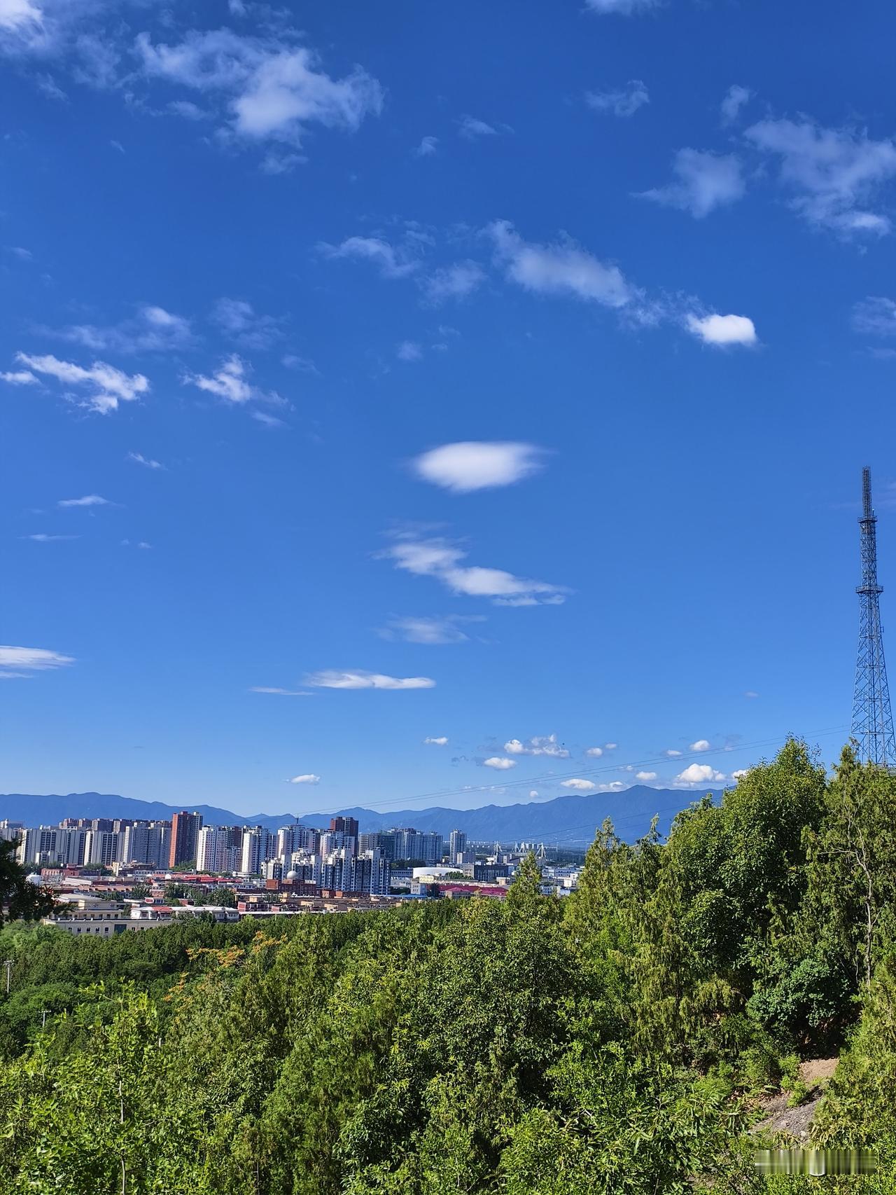 随手拍一张蓝天白云爬昌平北山随手拍：蓝天白云！