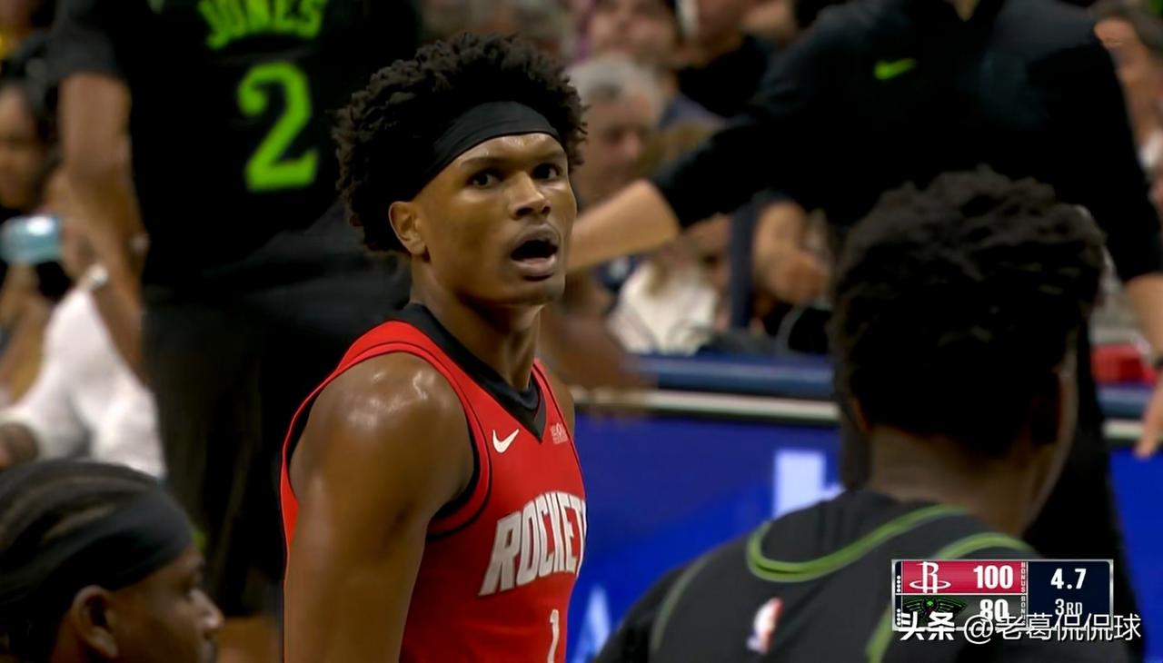 火箭球星阿门-汤普森真是太擅长当绿叶了！在今天火箭客场以134：102击败鹈鹕的