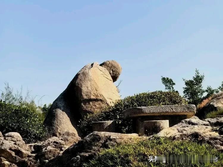 石僧拜塔与文峰塔

在东山岛风动石景区内有许多游客必打卡的景点，石僧拜塔就是其中