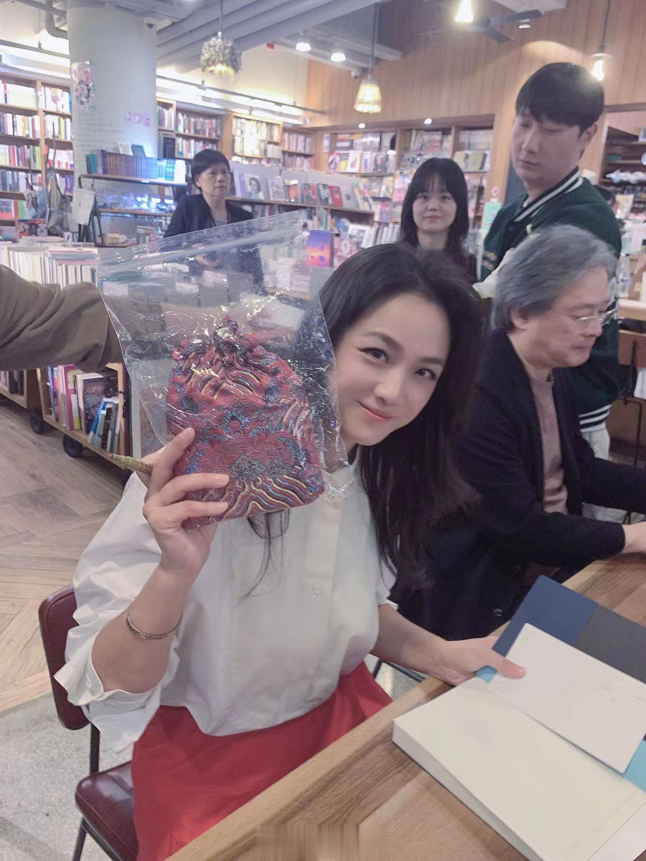 #汤唯[超话]# 感动哭了，我朋友说：汤唯记得你～一切都值得啦 ​​​