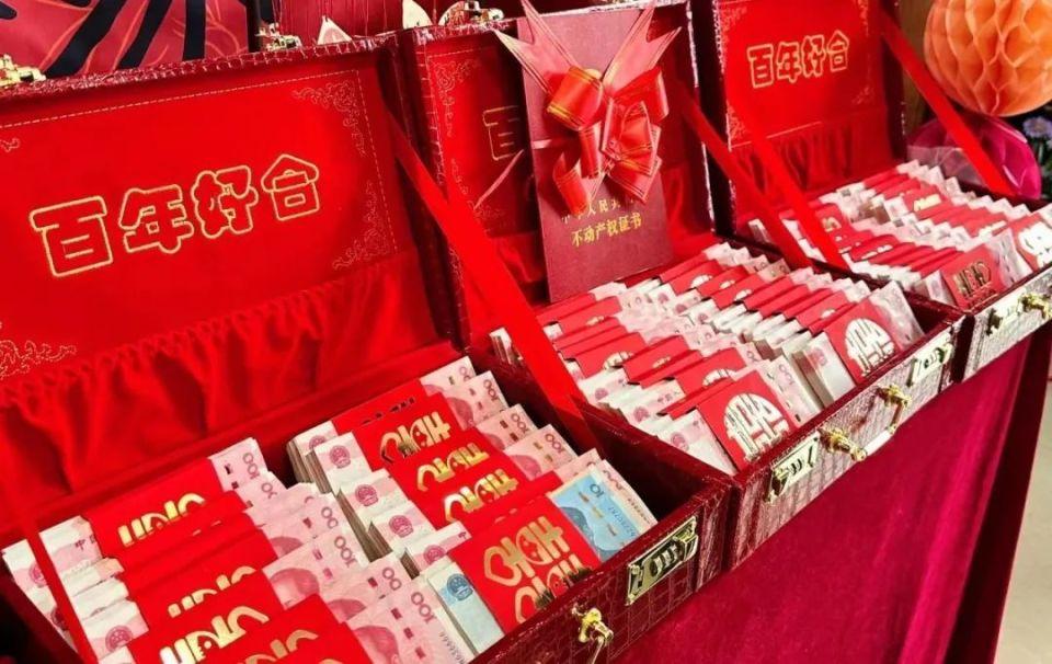 全国结婚人数较去年同期减少了26.4万对。
现在有一个现象，很多父母为了能给儿子