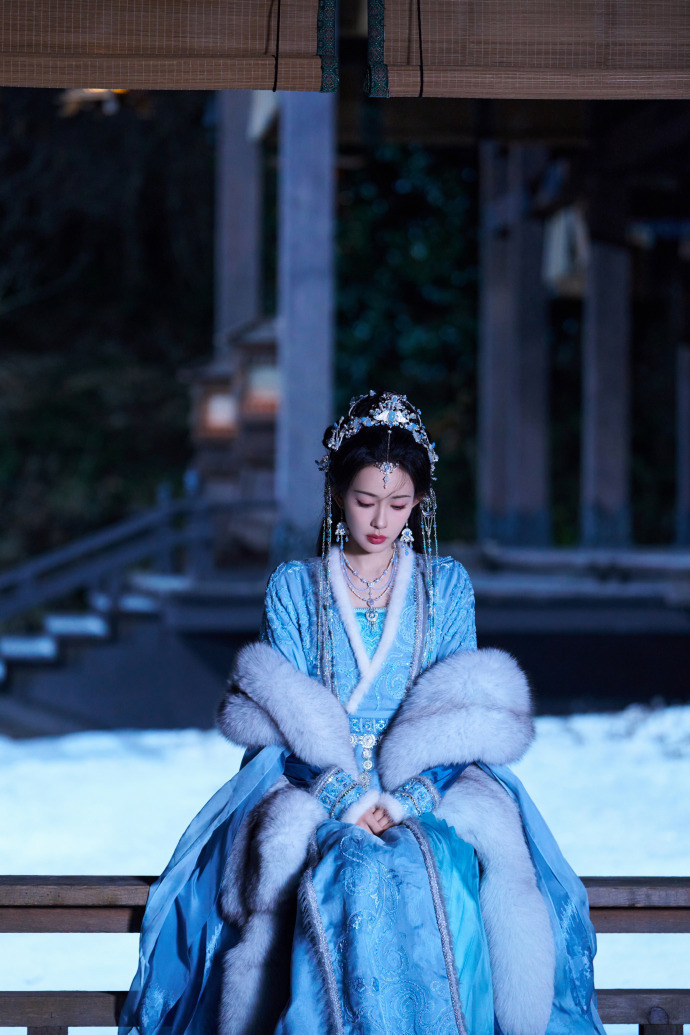 孟子义尚公主杀青九宫格 孟子义尚公主杀青九宫格，妆造绝美的暮晚摇出现，迫不及待想