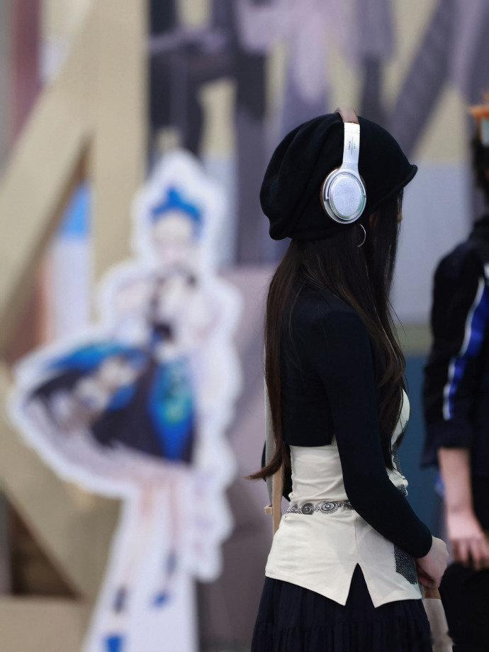 漫展偶遇又酷又萌的卫枝大大虞书欣本人，比电视上还美还萌，心脏都要跳出来了！漫展偶