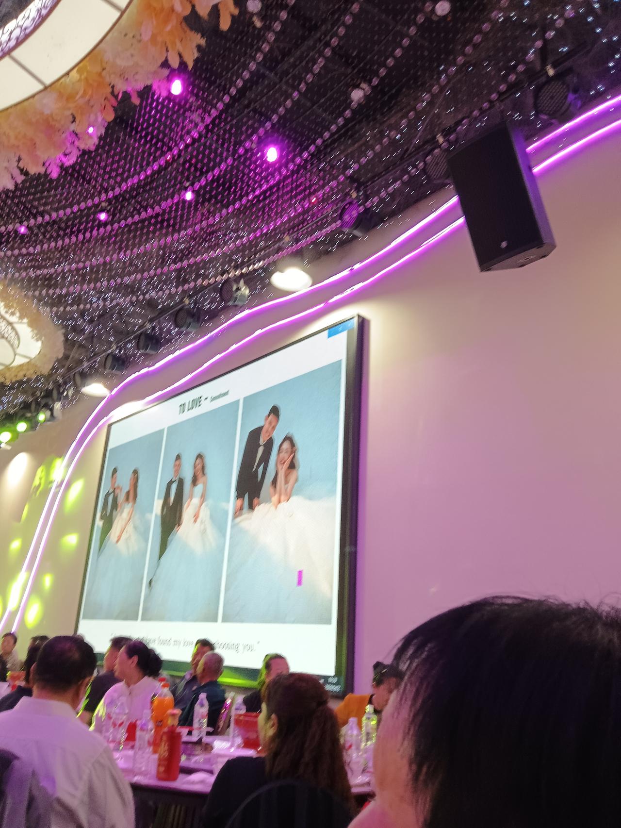 梦幻婚礼现场，闪耀灯光与甜蜜瞬间定格