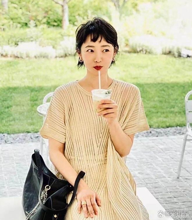 白百何40岁剪短发后气场全开！一袭米色宽松长裙，气质温婉又高级，简直美出新高度！