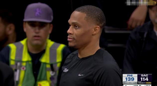 国王老将威斯布鲁克真是无欲无求了！在今天国王主场迎战76人的比赛中，当时距离全场