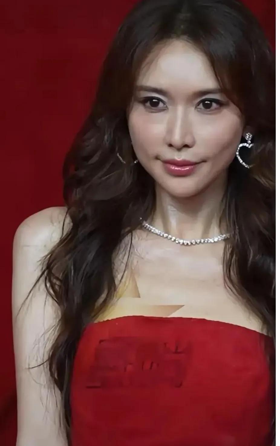 大家帮看下，林志玲到底变化在哪里？整个人气质都不一样了！是哪里出现了问题？明星