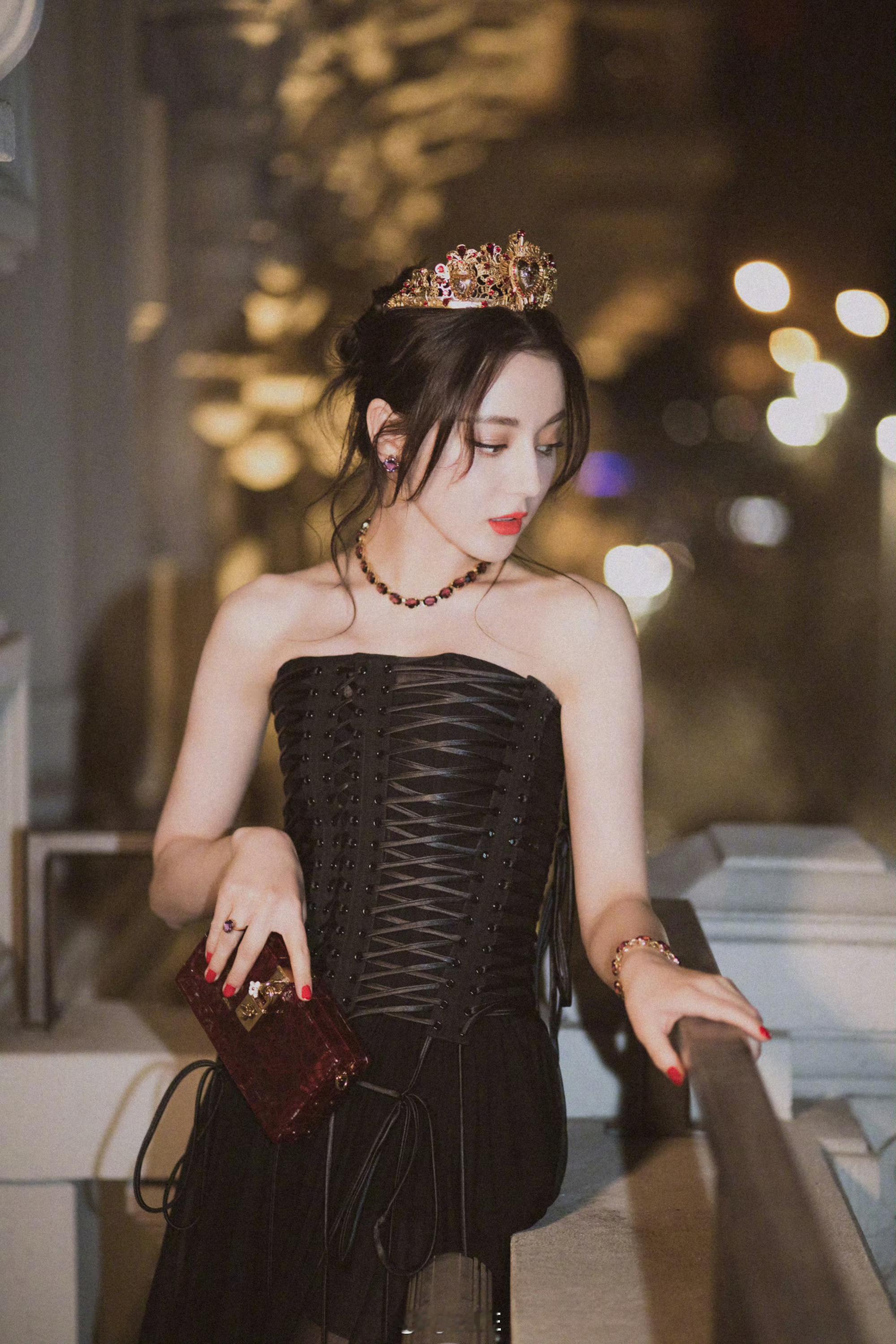 迪丽热巴达成五大女刊满贯迪丽热巴ELLE大片 期待热巴明日嘉人封面