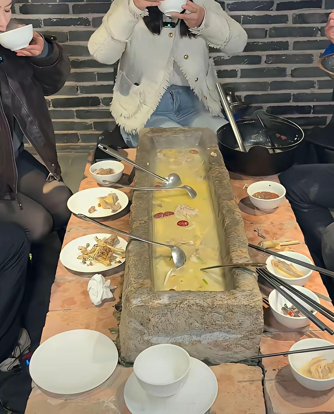 第一次去女朋友家里吃饭，就被盛情款待。这样一道美食，还真是少见啊。 