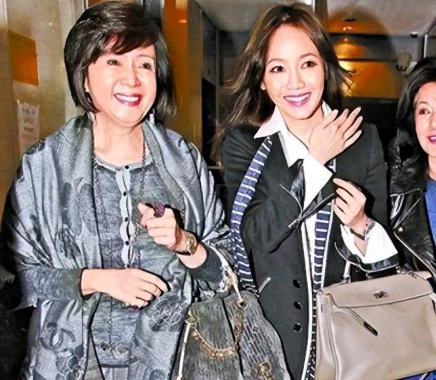 这剧情简直比电视剧还抓马！有人先给闺蜜老公生了女儿，之后又霸占新闺蜜丈夫长达31