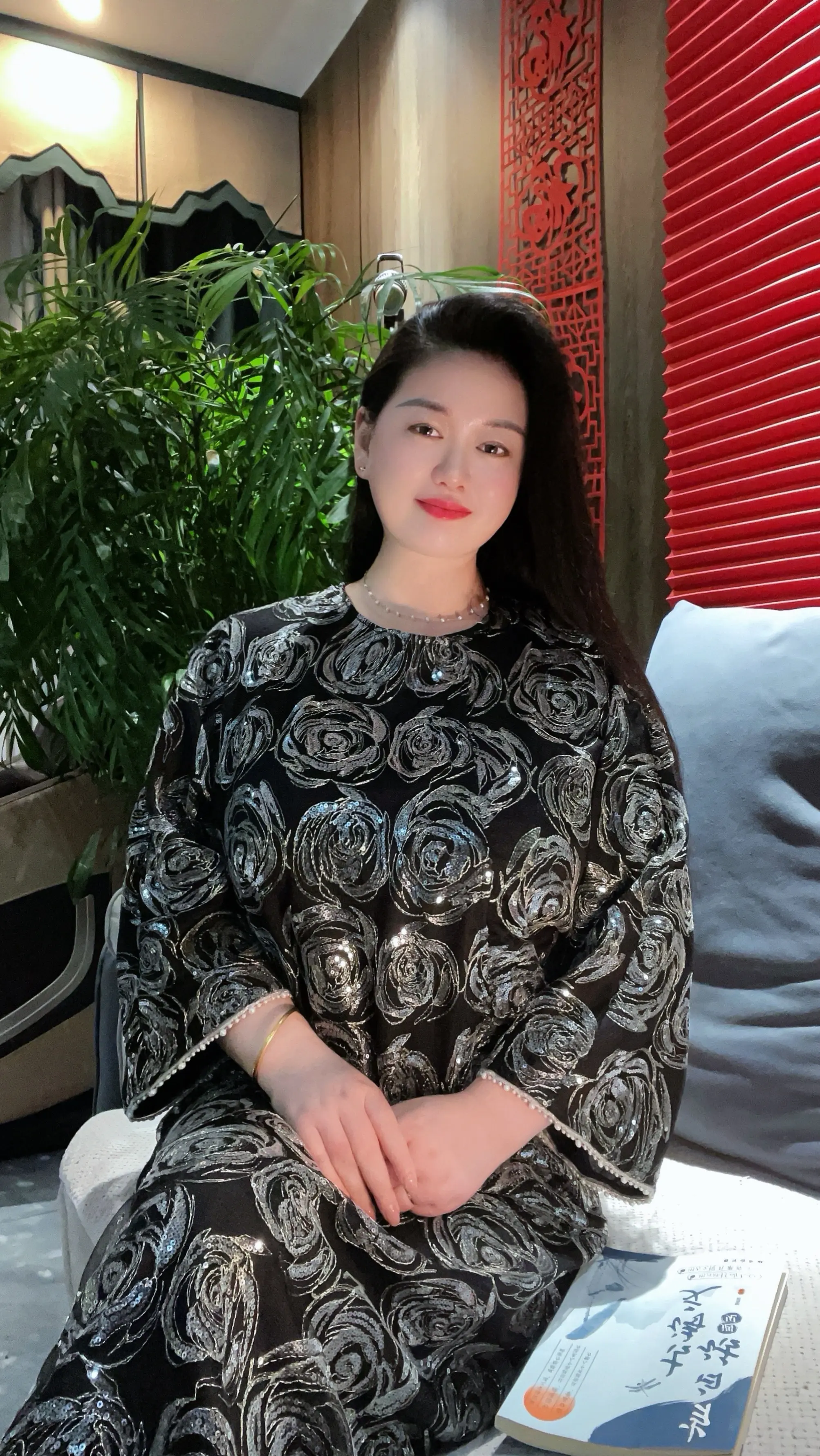 你看透了人间冷暖，却学不会铁石心肠，你活的通透清醒，却抵不过心软善良...