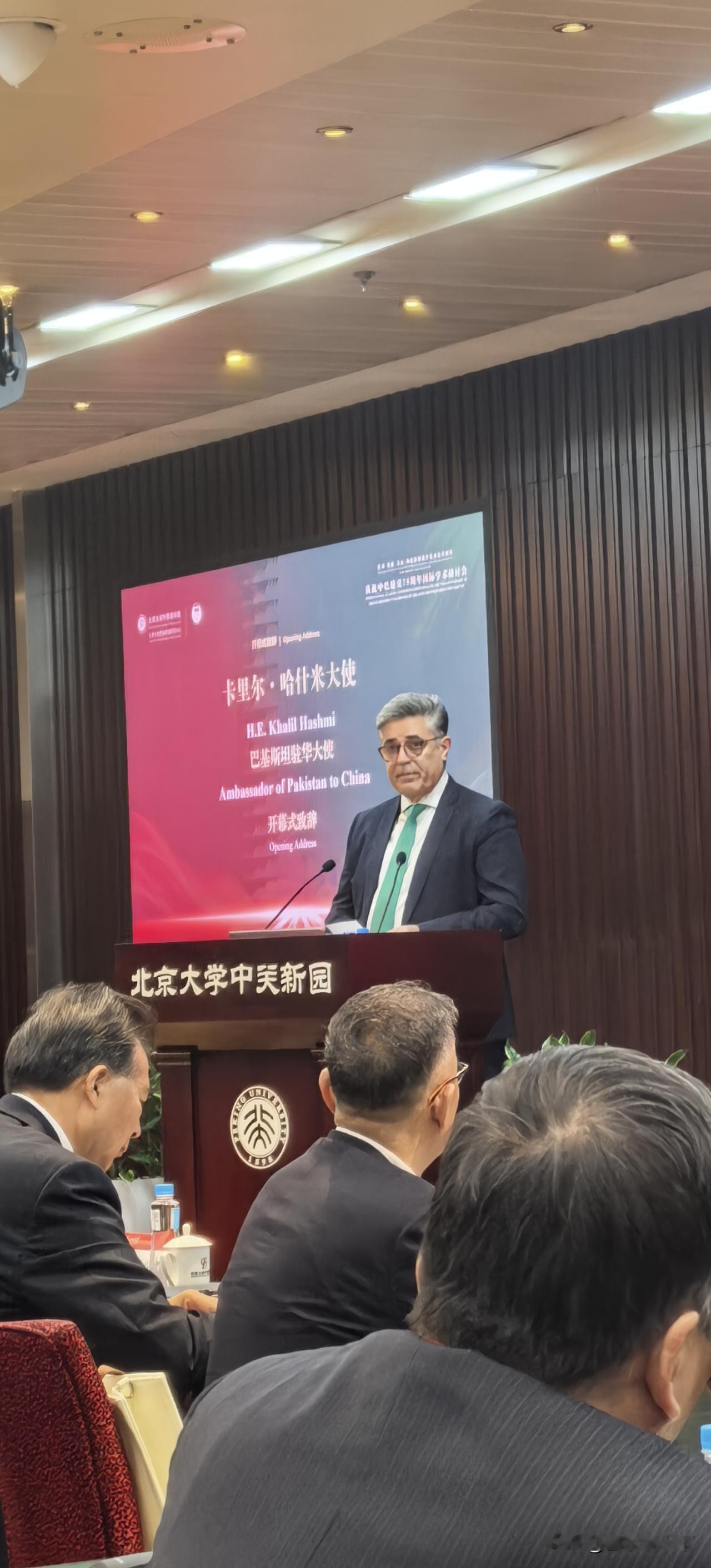 巴基斯坦驻华大使哈什米在北京大学演讲时称，巴基斯坦对华存在巨额贸易逆差，占到巴方