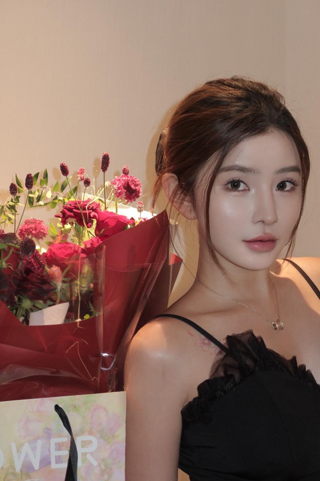 将玫瑰藏于身后 也将爱意埋在心底