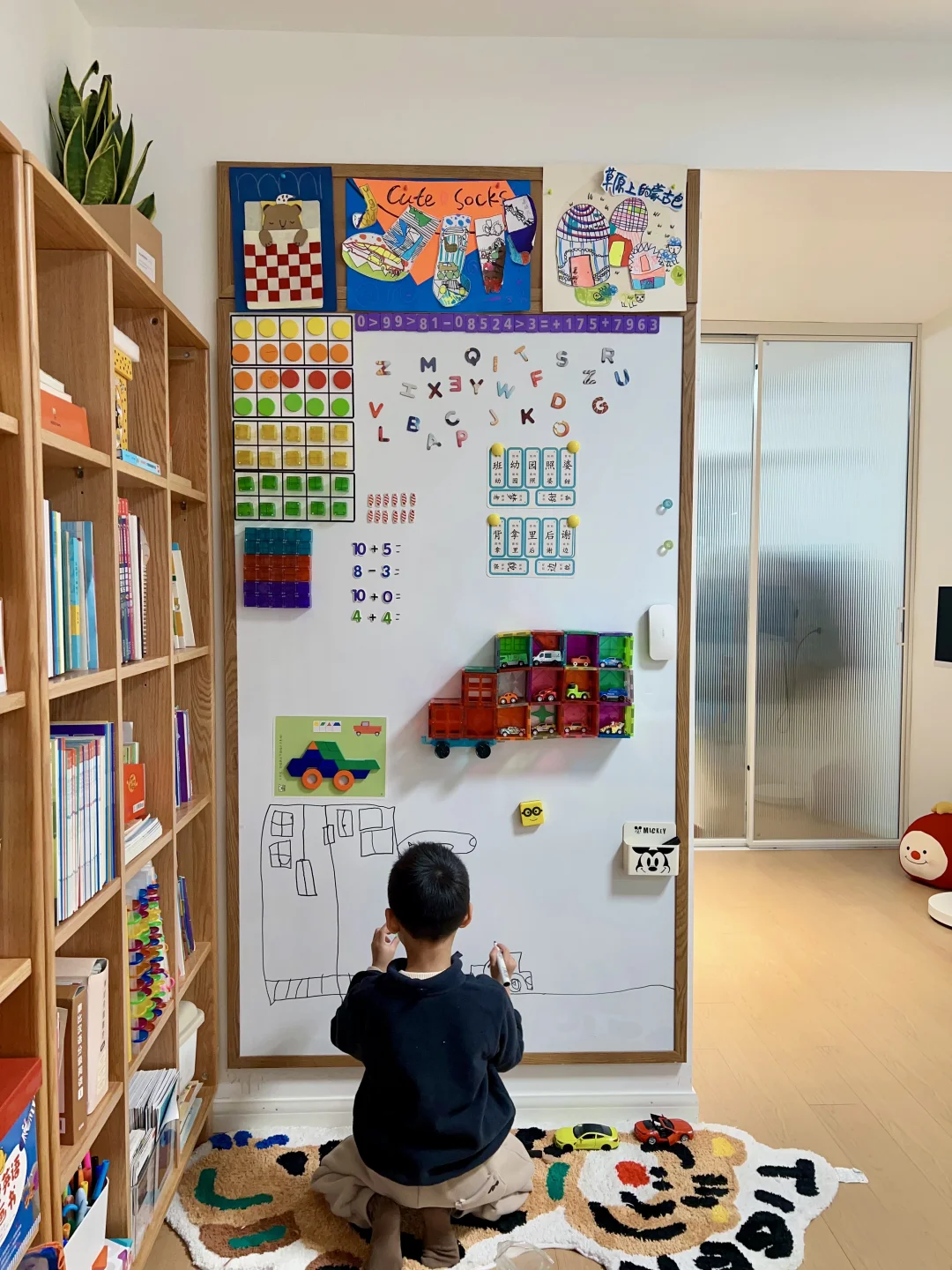 用磁吸白板墙+软木板给娃做个学习区+展示区