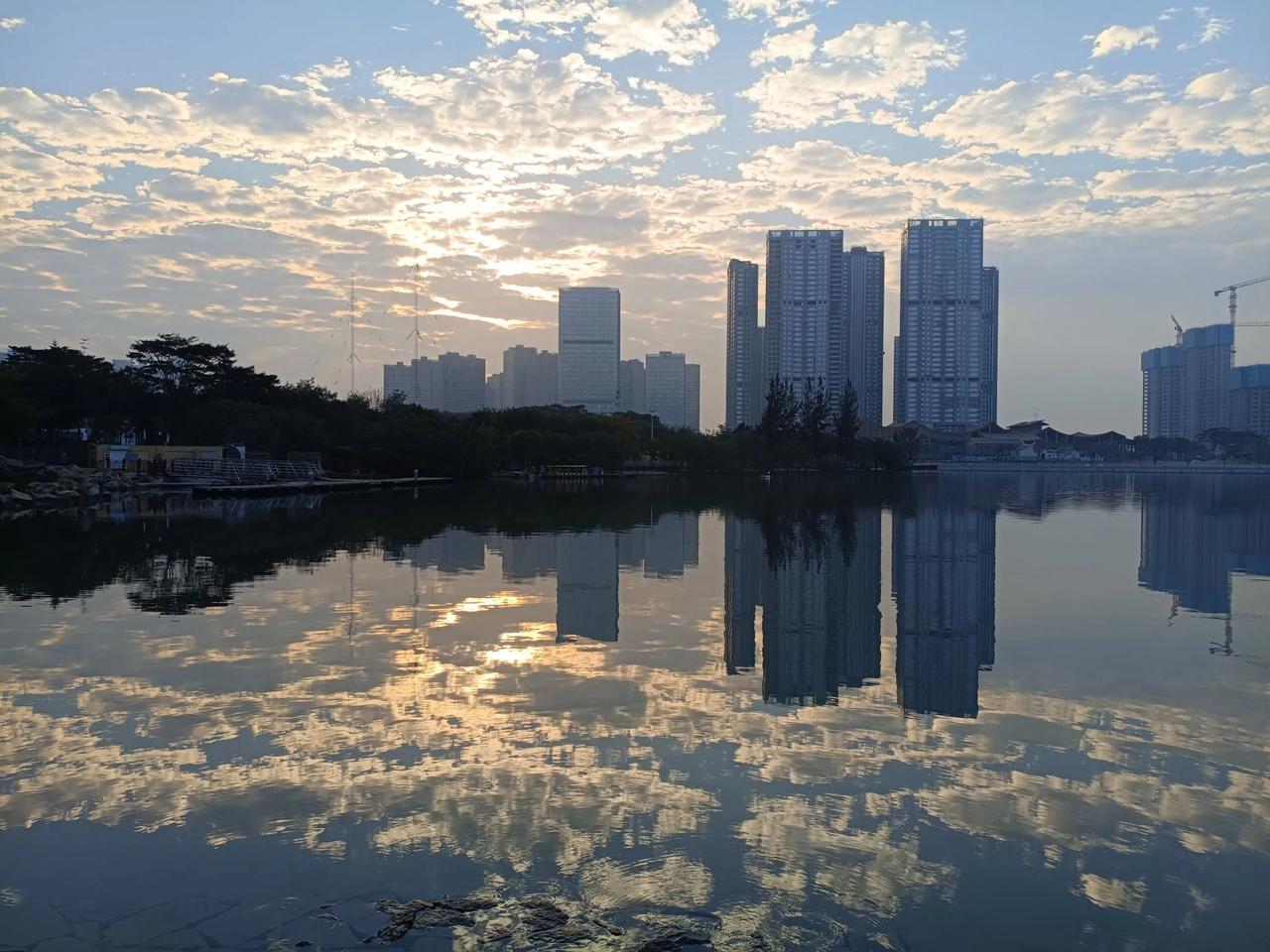 近一段时间天气晴朗，艳阳高照，就想趁机会拍拍太阳。
第一张图是拍的早晨的太阳，我