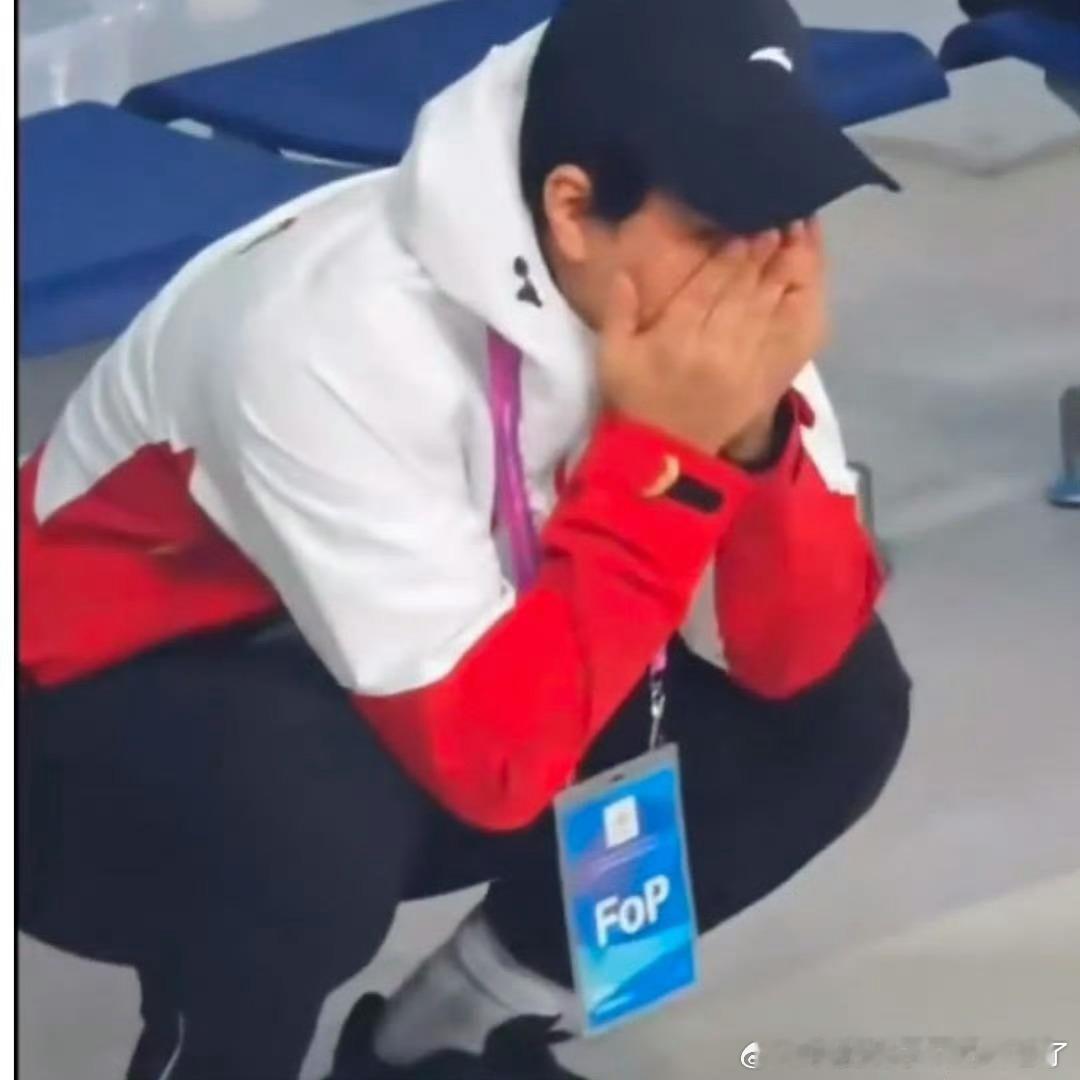 林孝埈康复师场外痛哭 亚冬会短道速滑男子500米赛道上，林孝埈如猎豹般飞驰，冲线