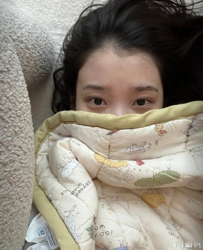 IU素颜露眼自拍 IU更新素颜露眼自拍照~ ​​​