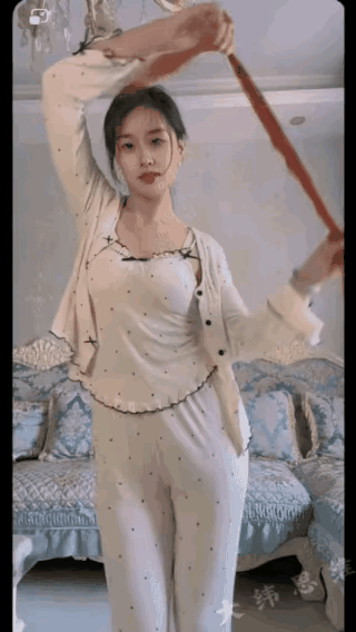 在头条上刷到一个美女，甚比七仙女，真养眼，美女如此多娇，看得阿哥都有点飘！