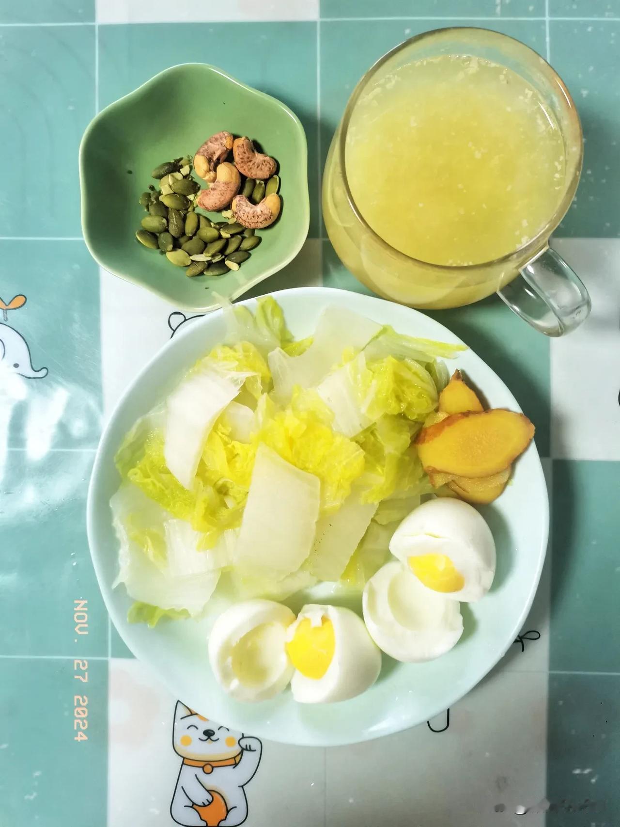 冬日绵绵之中年女性减脂早餐日记
主食：小麦胚芽
蛋白质：鸡蛋
蔬菜坚果：大白菜、