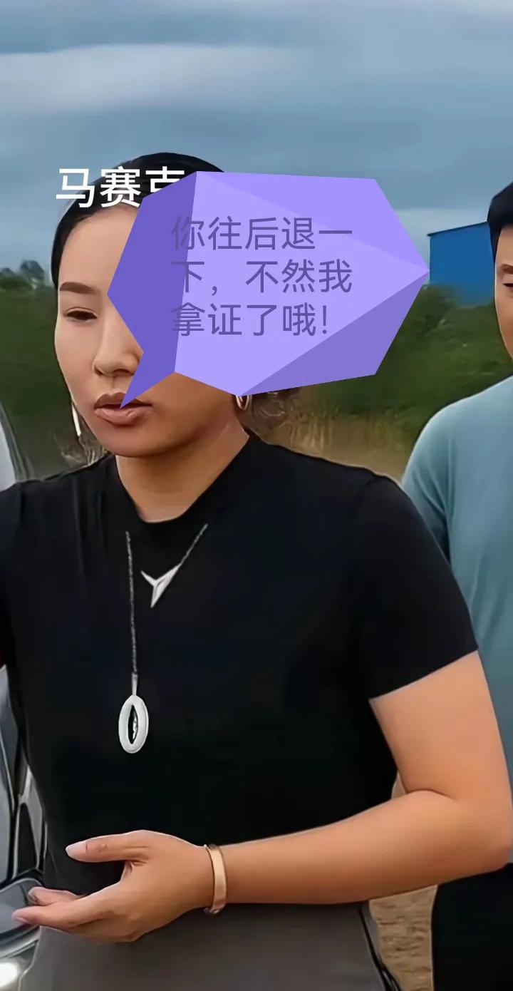 你往后退一下，不然我拿证了哦！事情发生在7月22日，8月1日有极目新闻记者就此事