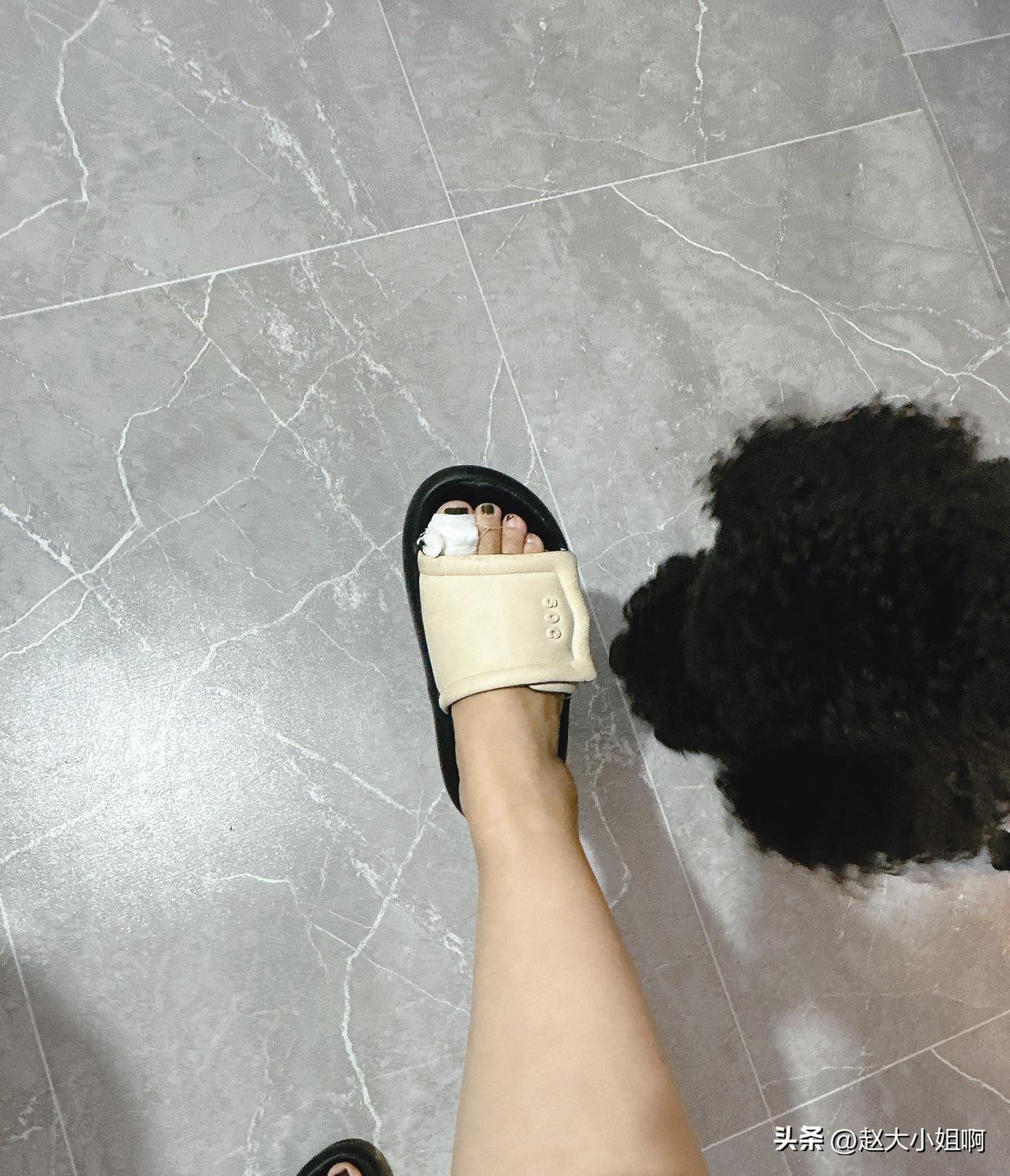 这两天心神不宁。
中午做饭拿盘子一下子拖出来两个，其中一个掉在地上摔碎了又崩到了