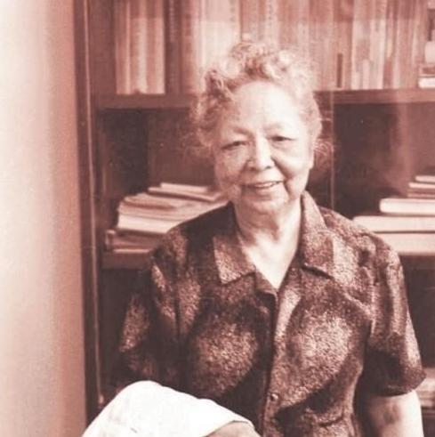 1957年，美国海关私吞了一位中国女人行李箱中6800元的美金，她却开心地笑了，