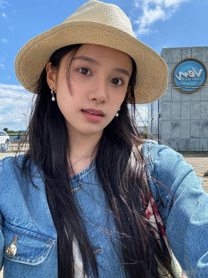 张婧仪海岛度假plog张婧仪草帽小雏菊 张婧仪海岛度假plog~阿仪戴草帽好漂亮