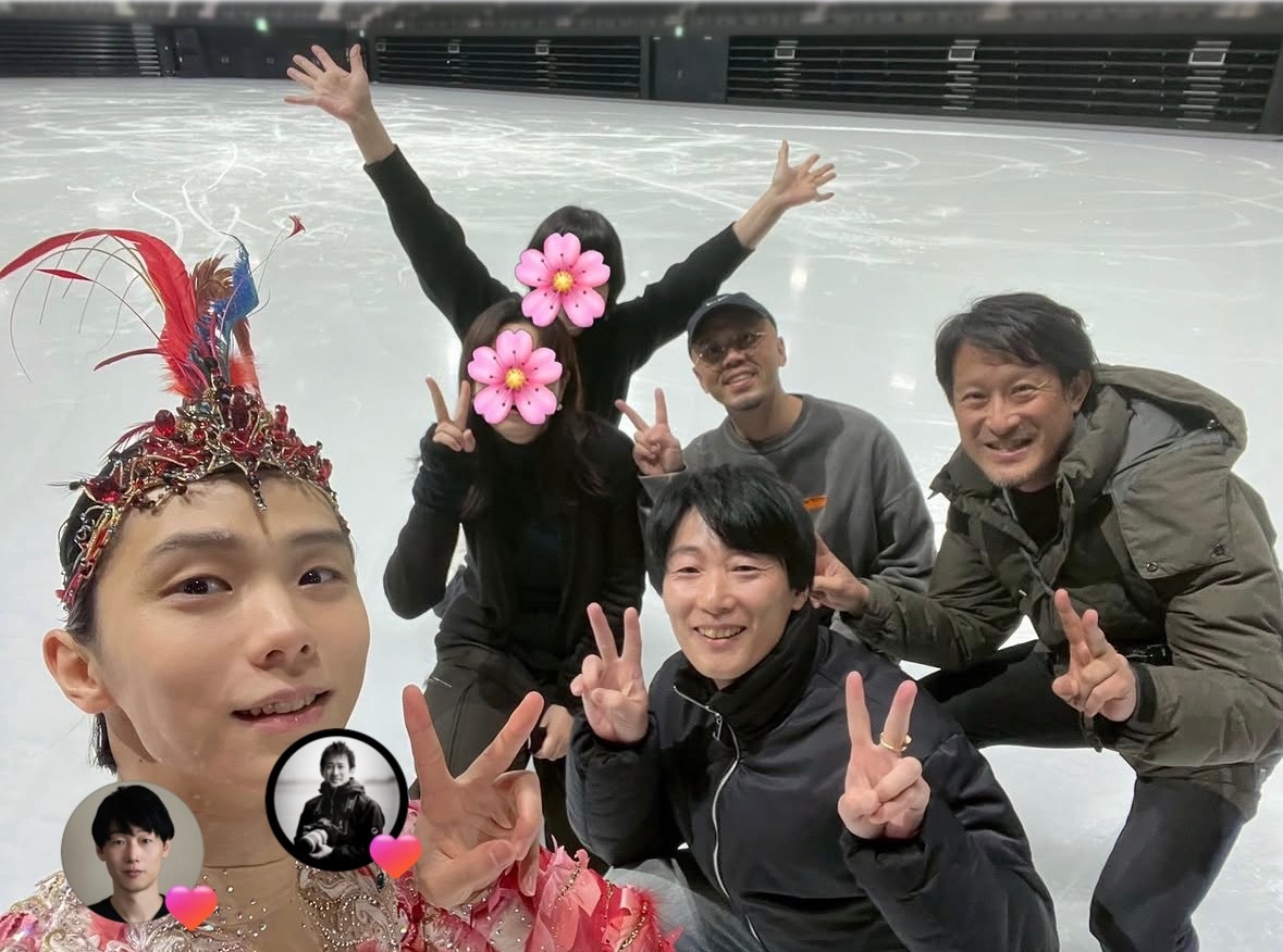 羽生结弦[超话]  一个个的心眼子[允悲]“冰上摄影结束后和羽生結弦桑合影留念。