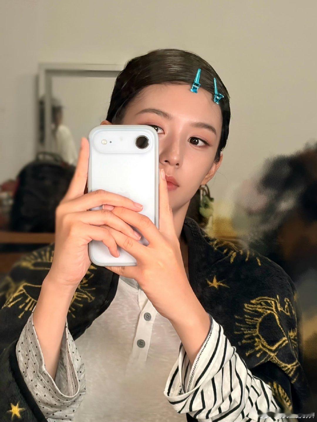 周也晒海带刘海自拍周也海带刘海对镜自拍周也的美，从来不挑造型！这种随随便便的海带
