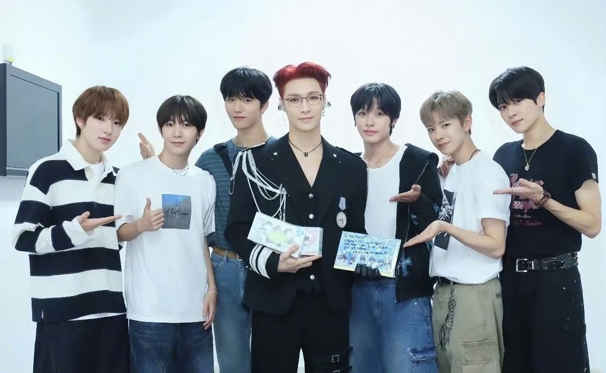 张艺兴&nctwish合照 ​​​
