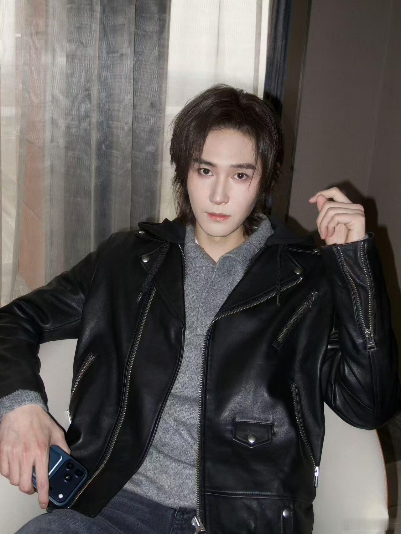 舞都跳不齐怎么不算是一种团魂周五晚高疯 看完他们的表演我觉得以前的舞台都太规矩了