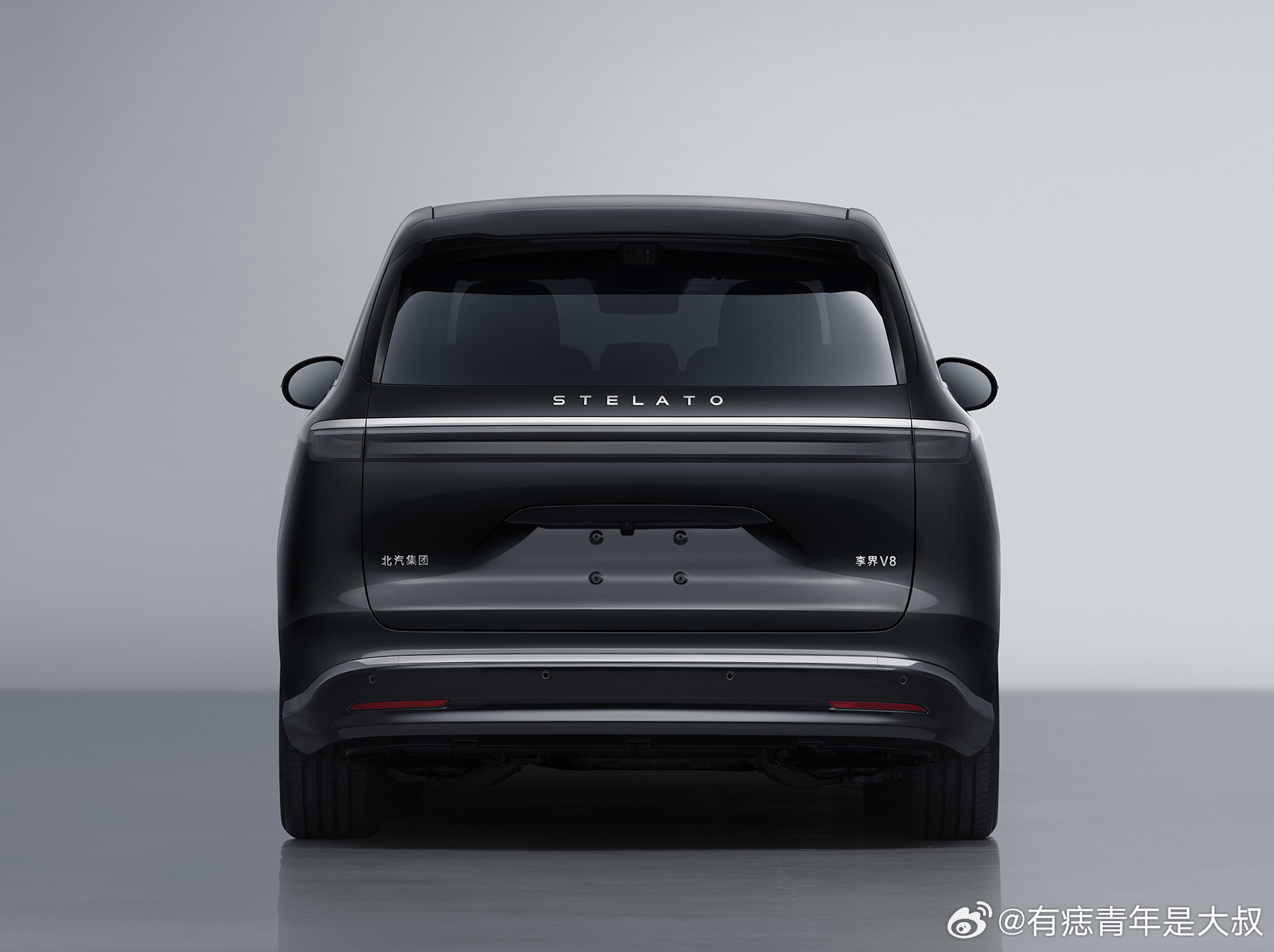 享界V8，从这个名字看它的定位要比智界V9要低一点了，应该是鸿蒙智行目前三款MP