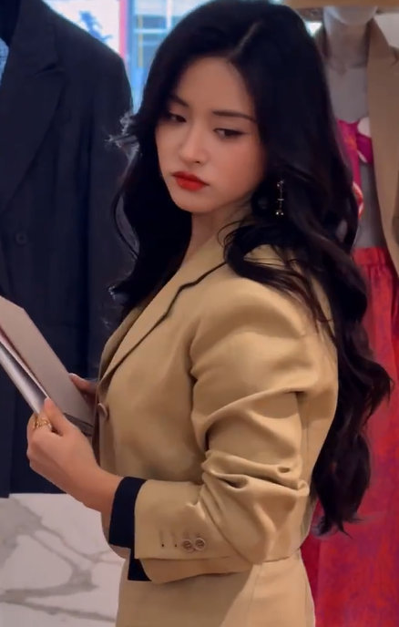 沈月卷发红唇卡其色低调又显质感，和卷发红唇配在一起，温柔得不像话沈月卡其色套装沈