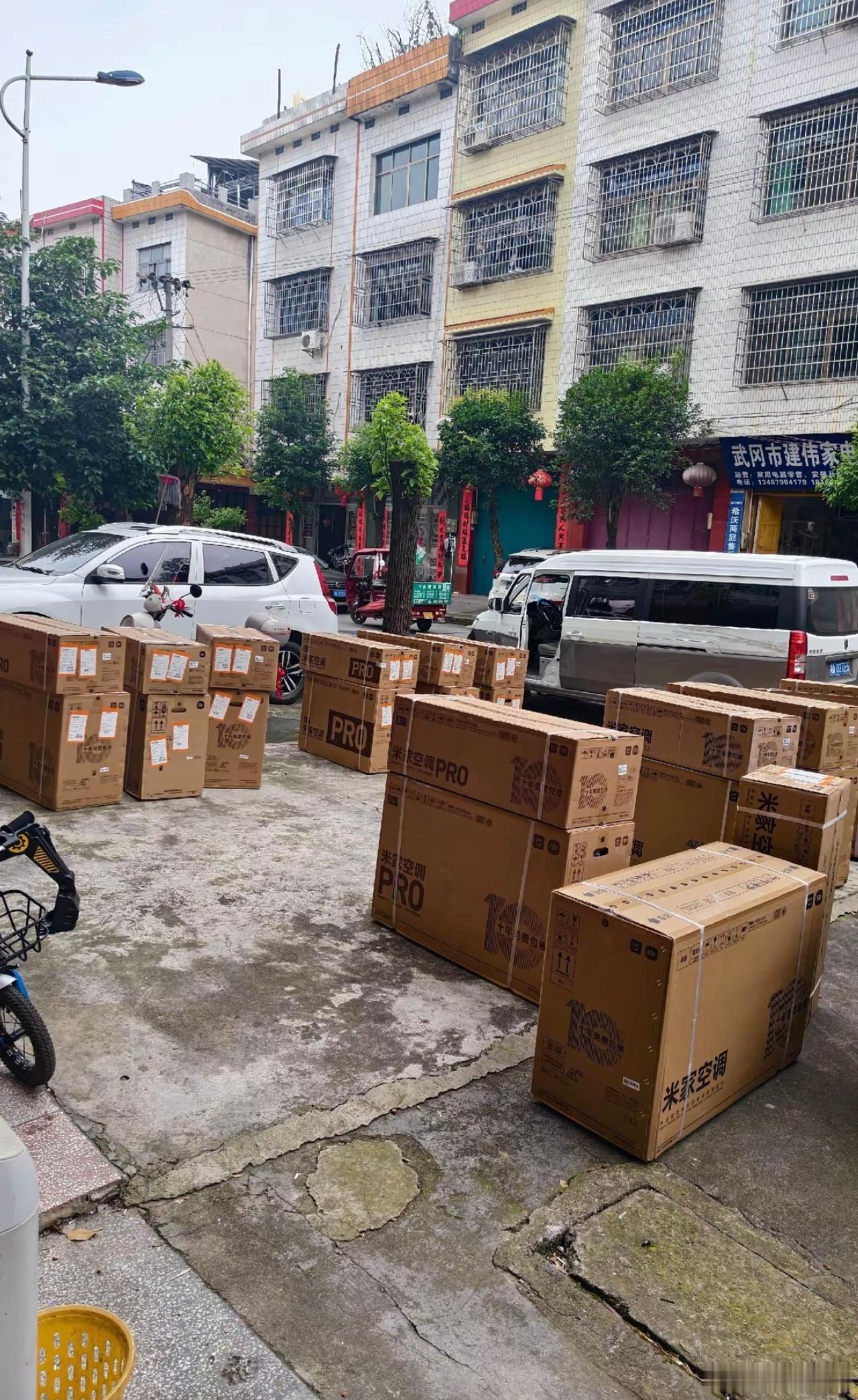 小米空调爆单是真的爆了，毕竟有脑子的消费者都知道数字抽真空和十年免费包修有多香。