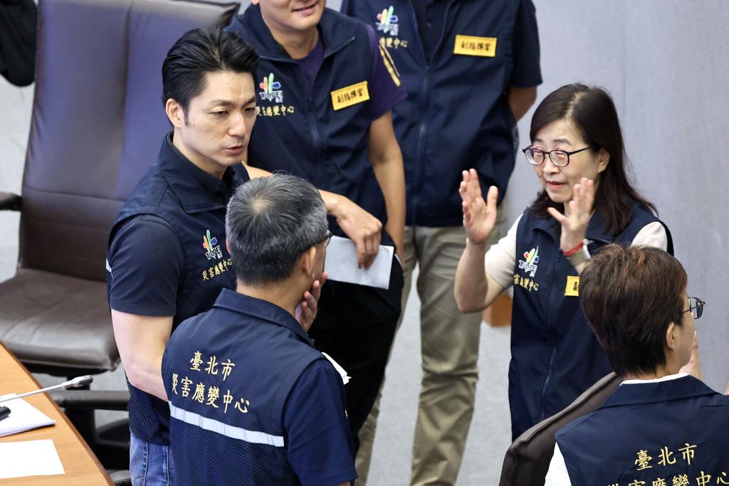 蒋万安被批白海豚台风没放假。
民进党在“巴威”台风后抓住“经济损失”的切入点猛攻