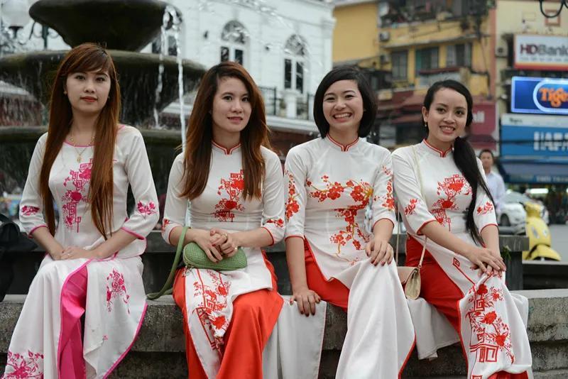 刚才刷到一个直播，讲的是一个中国老哥跑到越南找媳妇的故事，听完了我直呼"开眼界"