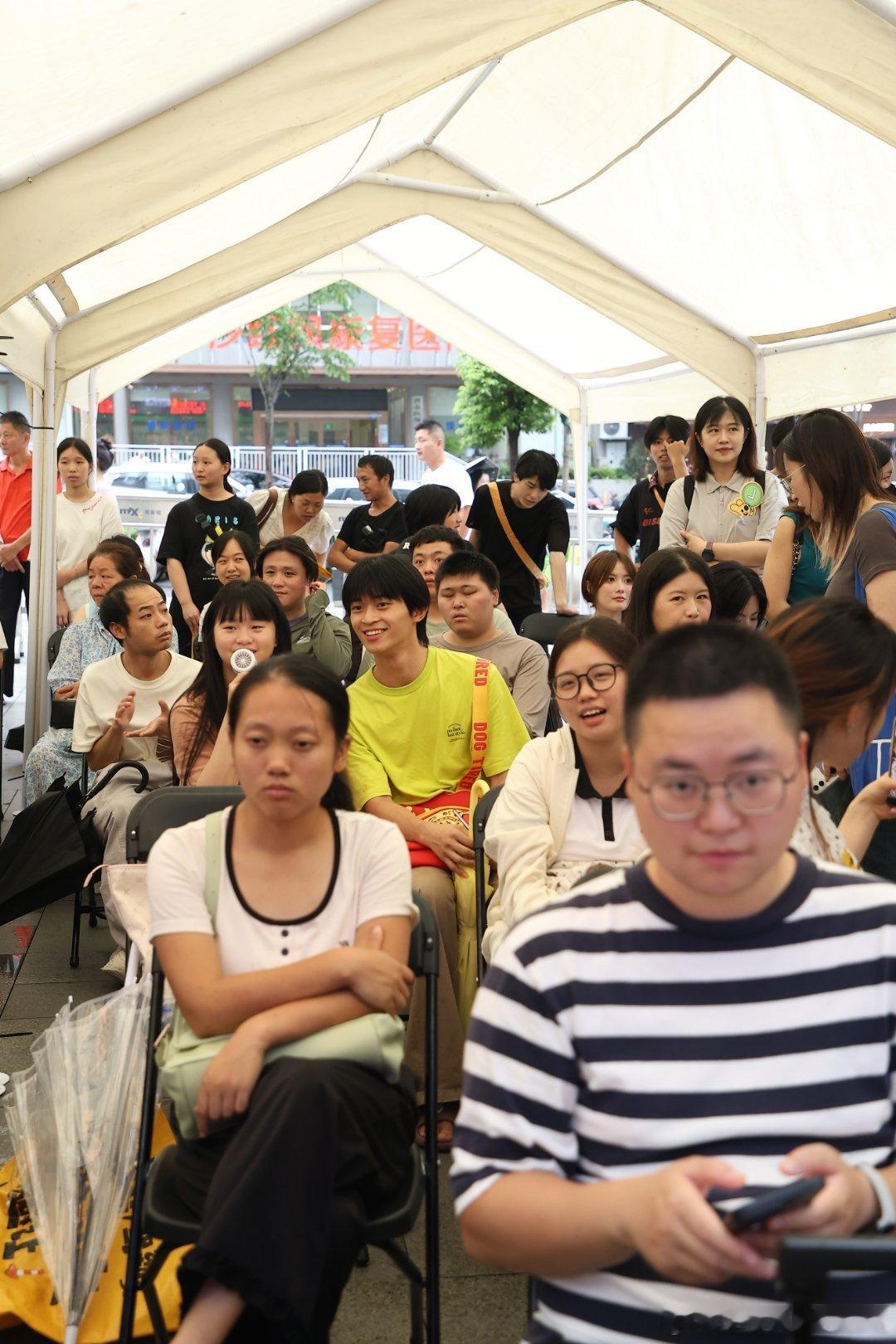  长沙人今天是不是全都扎堆在这！美团会员KTV大赛现场人山人海，到处都是举着手机