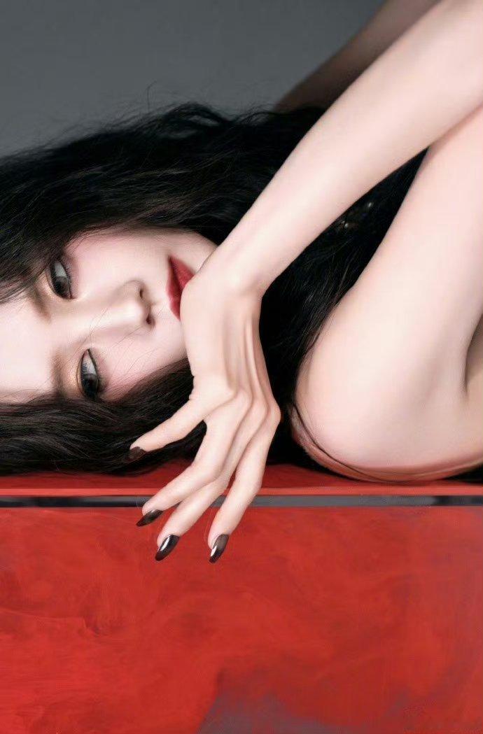 李一桐黑翼妖姬一桐姐你这黑翼造型我都不敢大声说话，怕被你一个眼神勾走魂。李一桐黑