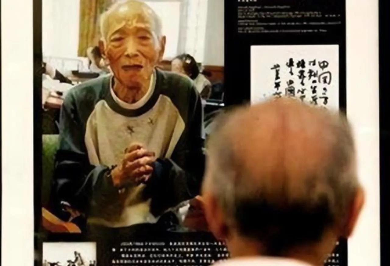 2007年，日本侵华老兵赤坚柏仓要求死后将骨灰带到中国山西安邑，撒在牲畜市场的泥