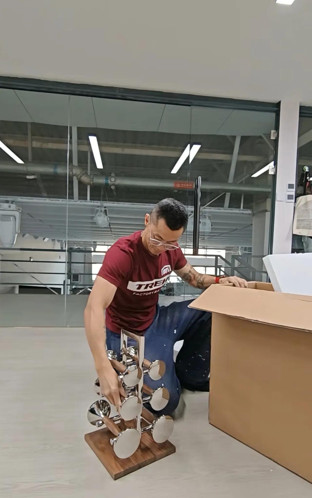 陈震拆箱大玩具，是一组精致的哑铃套装，看尺寸应该是给女士使用的，而且价格肯定不菲