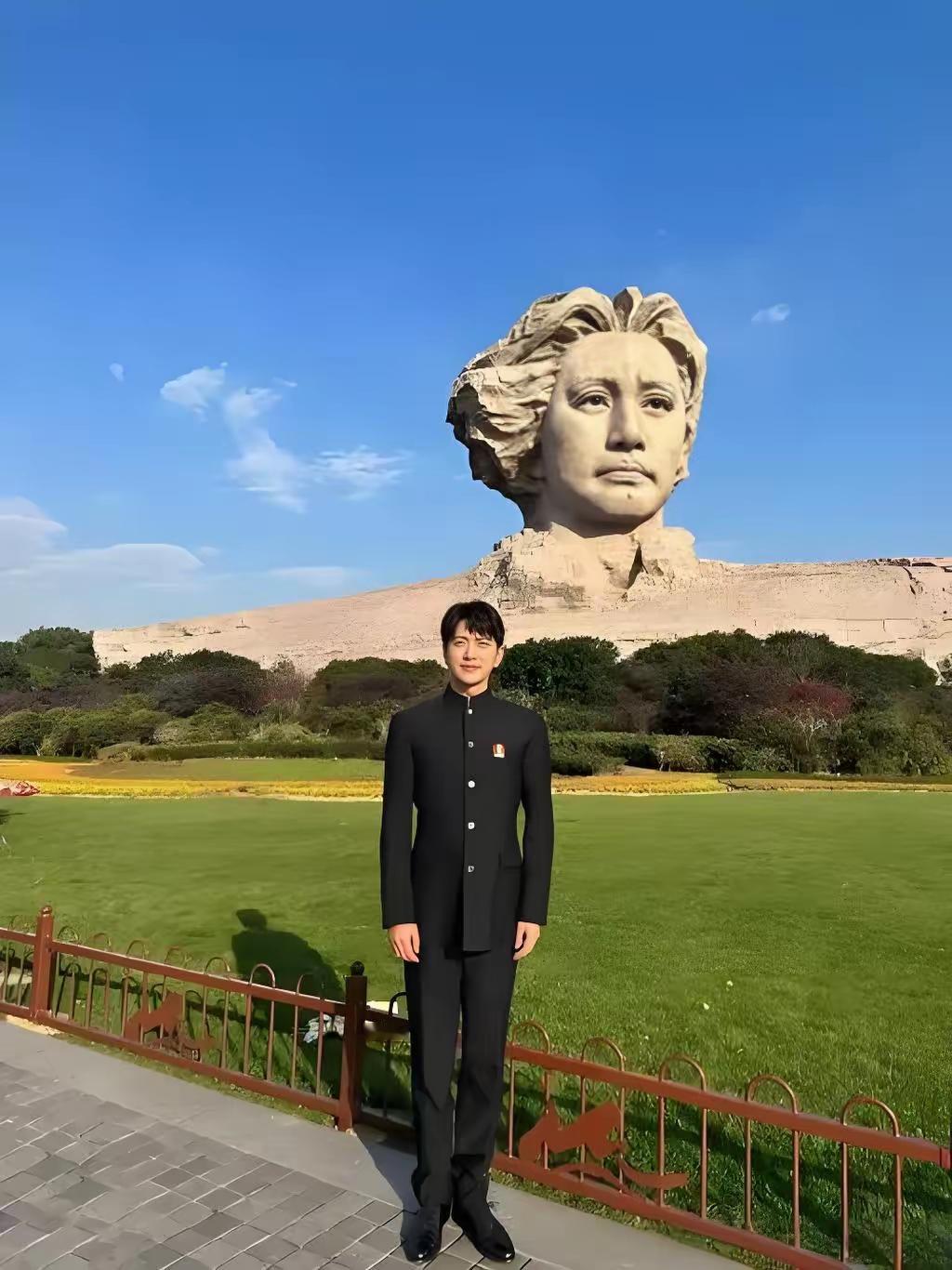 真的很像
王仁君橘子洲头这张合影，大家都说神态气质实在太有味道，感觉这张照片马上
