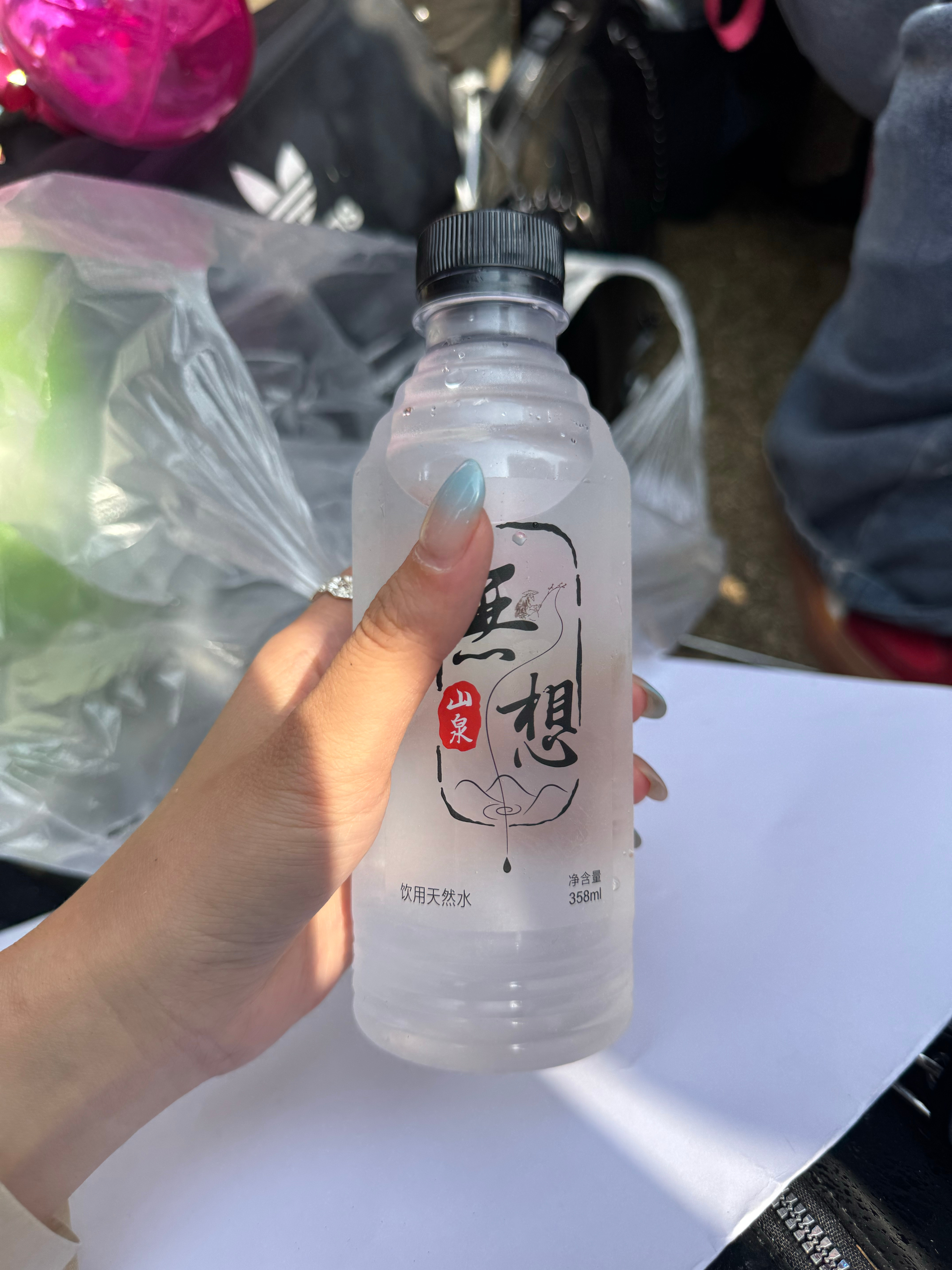 快热晕在这个音乐节了……一下午才等来一瓶水 ​​​