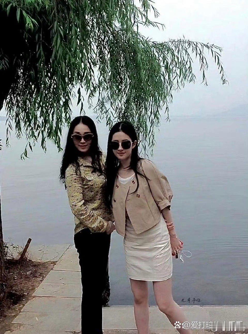 刘亦菲和她小姨一起去湖边游玩 ​​​