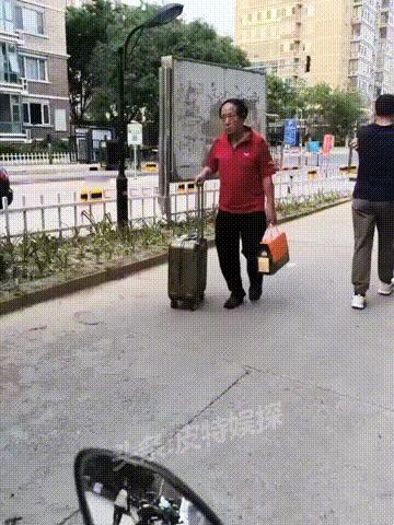 曾经家喻户晓的大明星，
如今的模样看着令人心酸，
75岁了只能租房住。

近日，