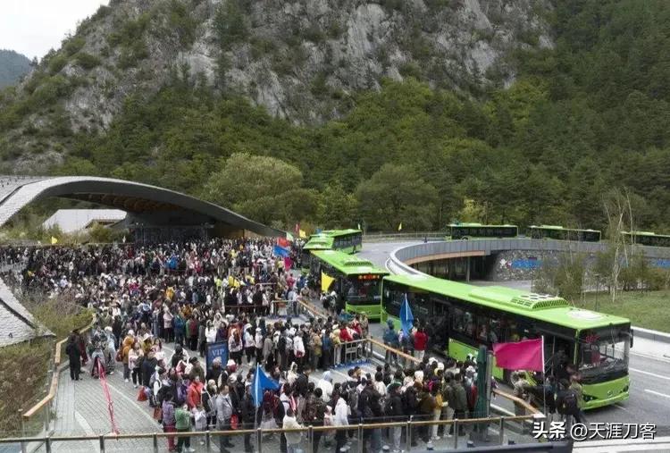 景区摆渡车暴利背后：地方官员的隐形提款机
 
景区摆渡车收费高、排队长，游客怨声