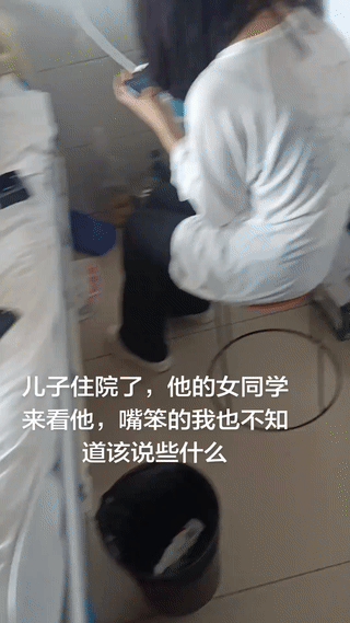 一位妈妈发视频说:她儿子生病住院。
她儿子的女同学专程来医院看望。
她这个当妈妈