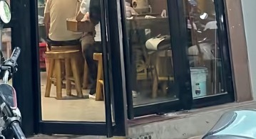 【玉林一餐饮店顾客就餐完久坐一下被赶】6月6日，网友爆料称：玉林市区的一餐饮店顾