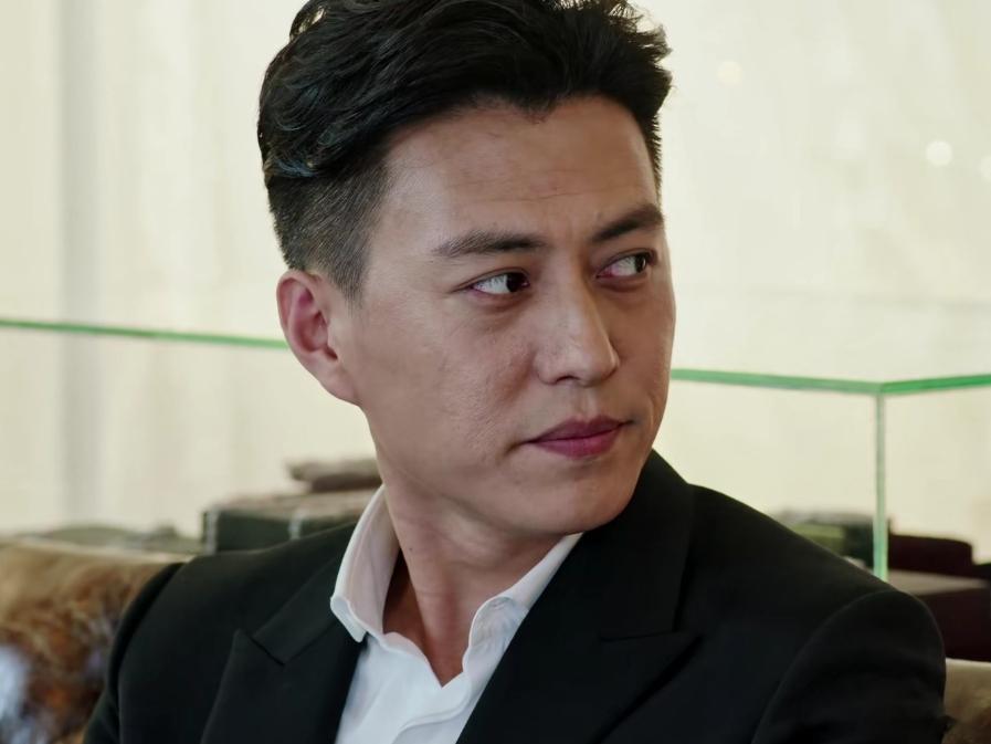 贺涵的造型师竟然是闵塔鲨靳东身姿挺拔真的为造型加分不少，同样一件大衣，穿在他身上